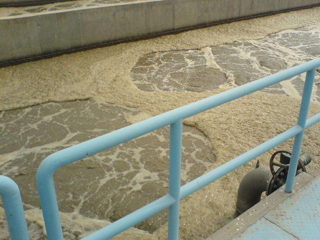 生物曝氣池出現泡沫，使用哪種消泡劑？